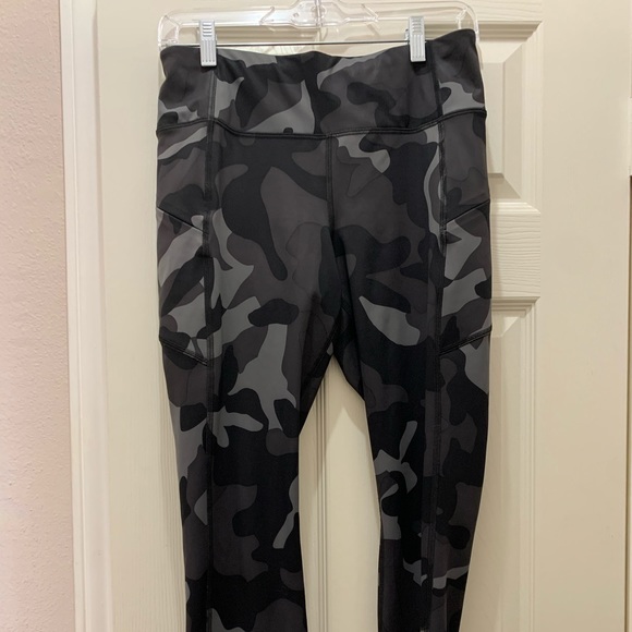 Athleta Pants - Camo Athleta Medium Leggings (Like New)